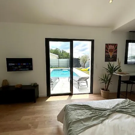 Studio Isana - Avec Piscine Holiday home Ambares-et-Lagrave